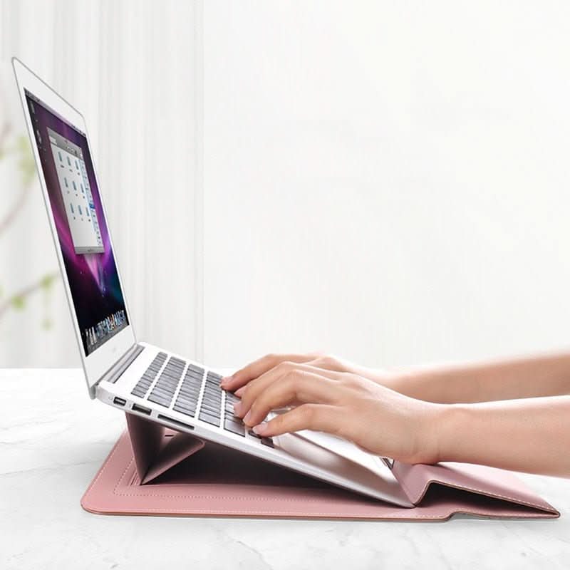 Multifunktionale Laptophülle als Ständer genutzt, verbessert die Ergonomie und Belüftung. Praktisches Laptopzubehör.