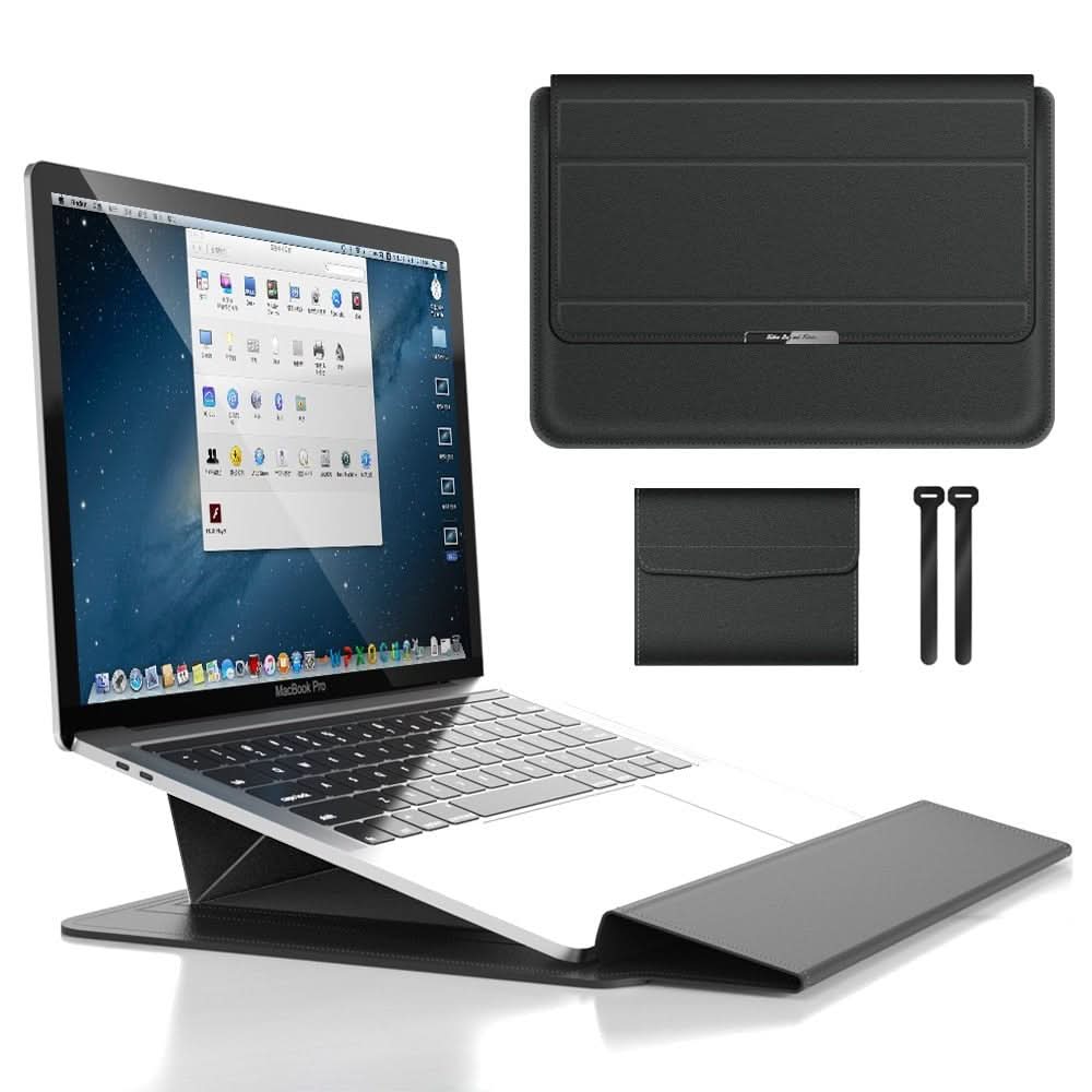 Laptophülle auf Bürotisch mit Maus und Notizblock. Robustes, multifunktionales Bürozubehör für den Alltag.