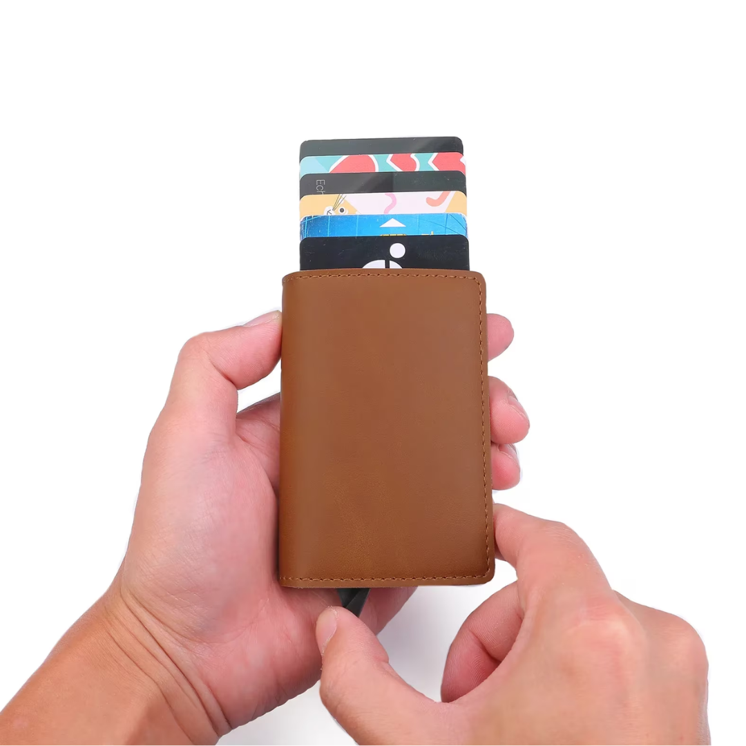 Premium-Aluminium-Kartenhalter für Herren, mit integrierter Geldklammer & starkem RFID-Schutz.