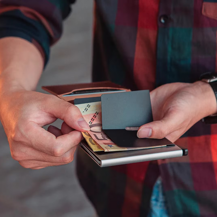 Herren-Kartenetui mit Geldklammer, gefertigt aus Aluminium, bietet zuverlässigen RFID-Schutz.