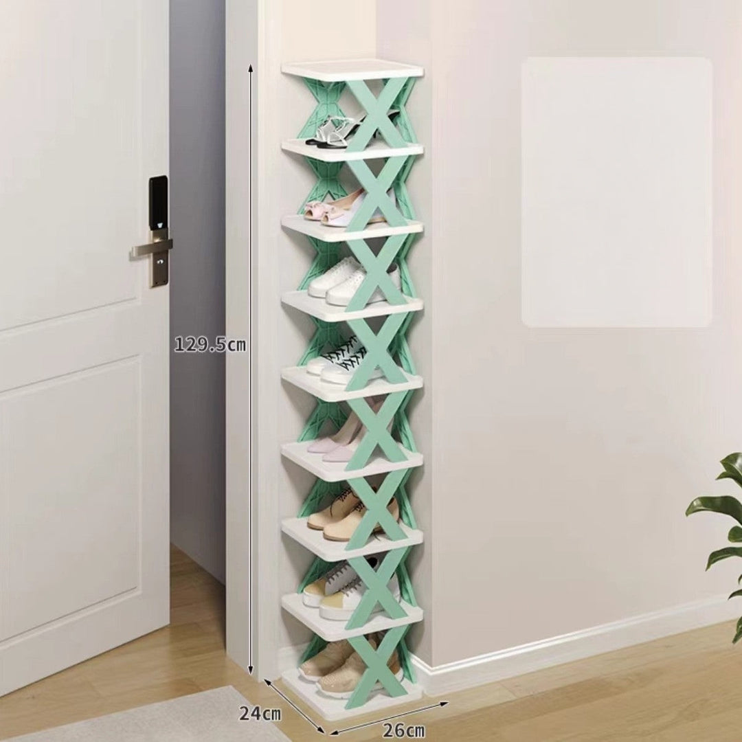Moderner Schuhturm, schmal und hoch. Bietet effiziente Schuhaufbewahrung und schafft Ordnung.