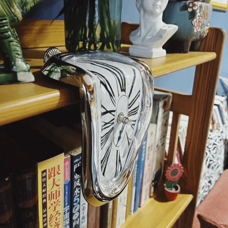 Schmelzende Wanduhr in surrealem Design für modernes Wohnzimmer. Einzigartige Dekoration mit römischen Ziffern.