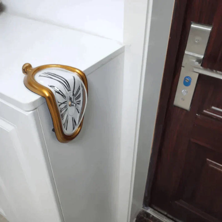 Einzigartige schmelzende Tischuhr oder Wanduhr. Surrealer Stil als Statement-Piece für Ihr modernes Zuhause.