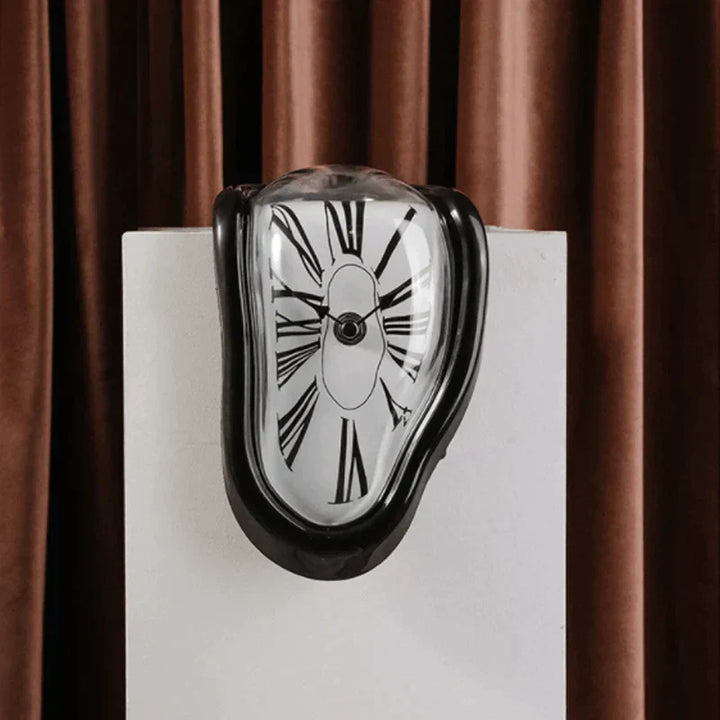 Stilvolle surrealistische Wanddekoration: Schmelzende Uhr mit römischen Ziffern, modern & kunstvoll.
