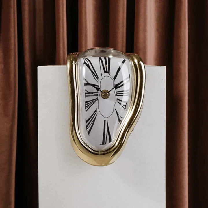 Futuristische schmelzende Uhr als Wanduhr oder Tischuhr. Surrealer Look für eine moderne und kreative Inneneinrichtung.