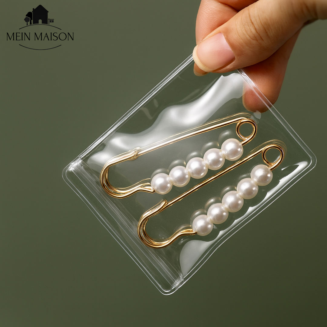 Offenes Schmuck Organizer Buch zeigt perfekt sortierte, glänzende Schmuckstücke in transparenten Fächern.
