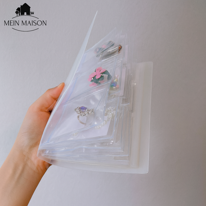 Einfache Schmucksortierung mit diesem Buch Organizer. Transparente Hüllen für schnellen Überblick & sichere Schmuckaufbewahrung.