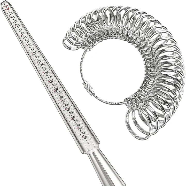 Übersicht der Ringwerkzeuge auf Werkbank: Ringstock, Zangen, Messgerät. Perfekt für DIY Schmuckherstellung.