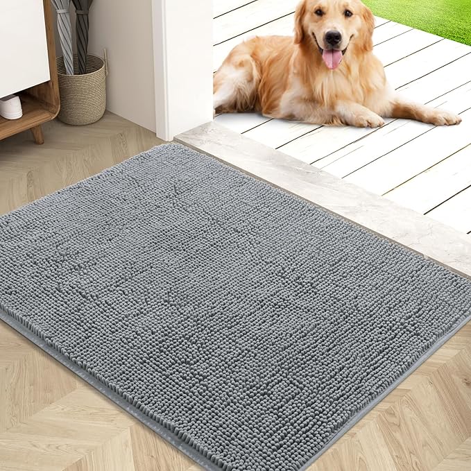Praktische Hundematte als Schmutzfang im Eingangsbereich. Effiziente Pfotenreinigung, wichtiges Haustierzubehör für mehr Sauberkeit.
