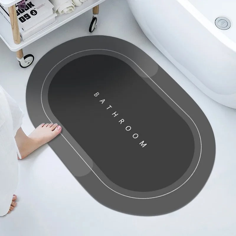 Rutschfester Badvorleger im Badezimmer; bietet optimale Hygiene und Komfort dank ultra-saugfähiger Oberfläche.
