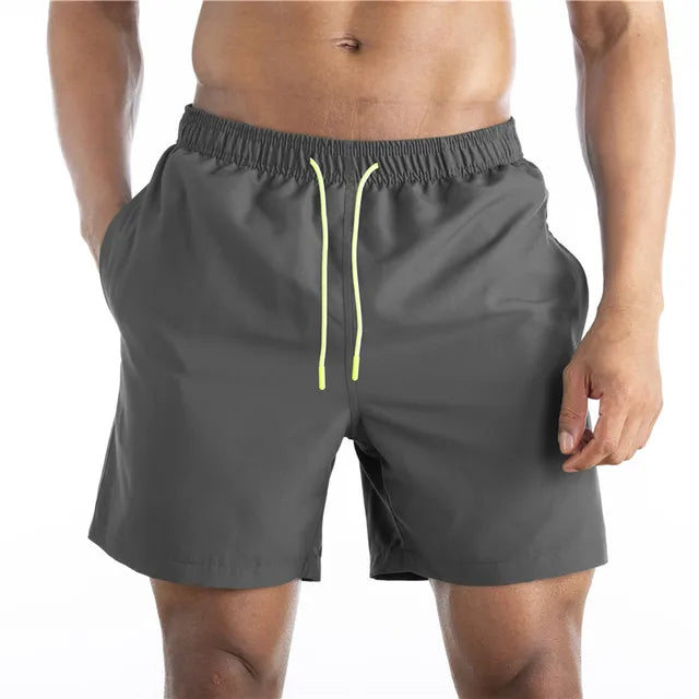Schnelltrocknende, stylische Herren Badehose für den Strand und Wassersport im Sommer; einfarbig und komfortabel.