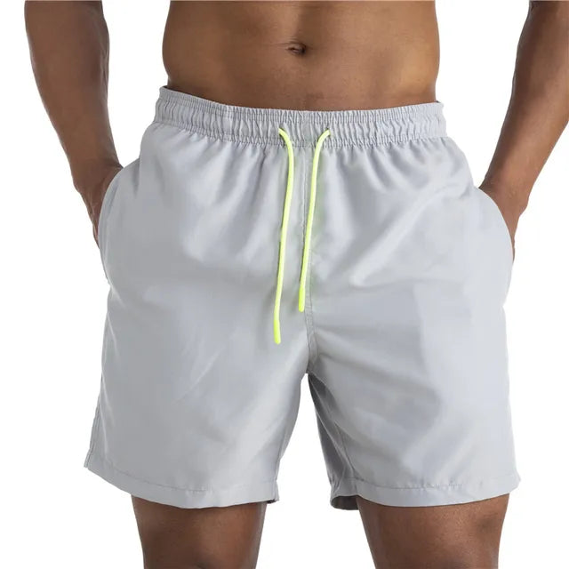 Komfortable Herren Badehose, perfekt zum Schwimmen und für entspannte Sommertage am Strand; modisch, einfarbig.