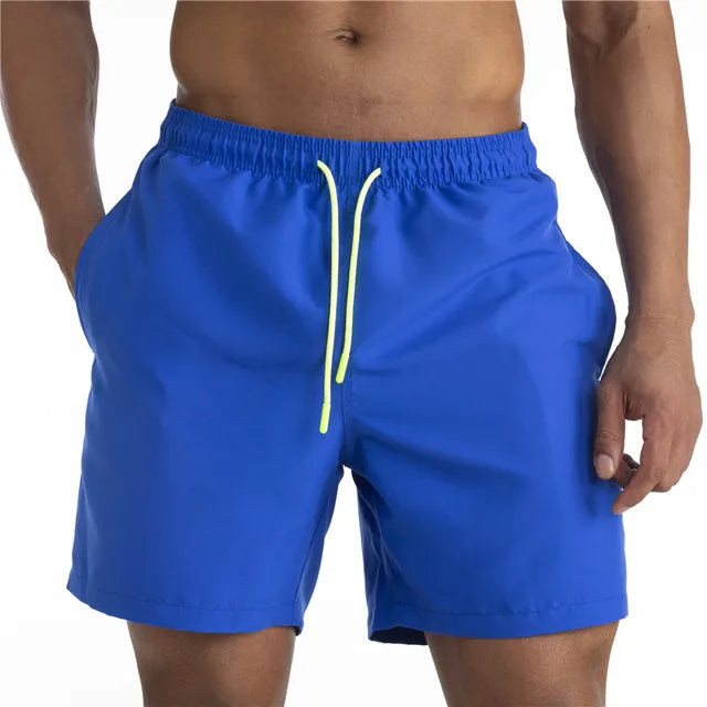 Moderne Herren Badehose in einfarbigem Design, ideal für Wassersport und Strandurlaub; schnelltrocknend & bequem.