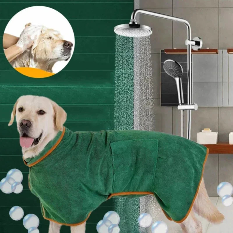 Schnelltrocknender, kuscheliger Hundebademantel für nasse Hunde nach Bad oder Spaziergang. Ideal für Hundepflege.
