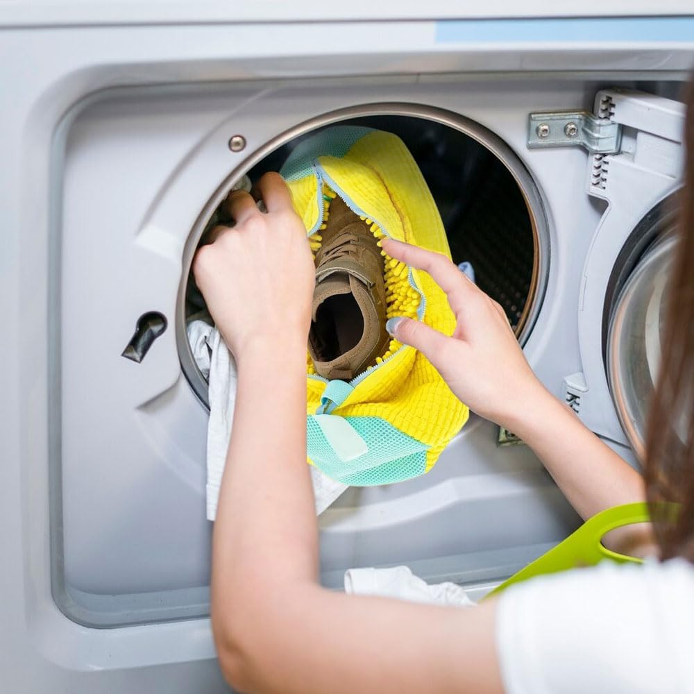 Praktischer Wäschebeutel aus Netzstoff zum Schutz von Sneakern in der Waschmaschine.