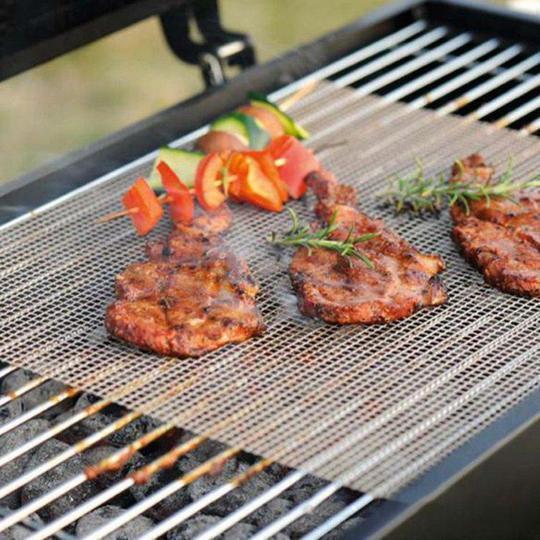 Schwarze Antihaft Grillmatte für gesundes Grillen von Fleisch, Fisch & Gemüse; wiederverwendbar, hitzebeständig bis 370°C.