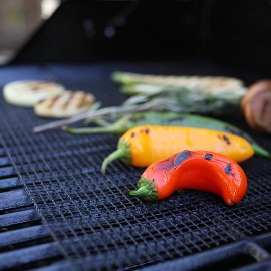 Hitzebeständige Grillmatte (bis 370°C) für perfekte Grillergebnisse bei Fleisch, Fisch und Gemüse; einfach zu reinigen.