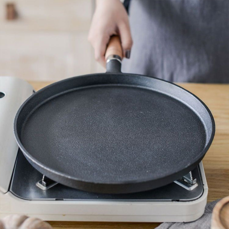 Langlebige Gusseisenpfanne in Schwarz. Ideal für Kochen & Braten. Robustes Antihaft Kochgeschirr für die Küche.