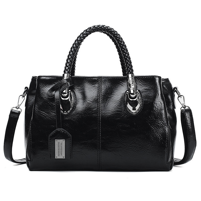Schwarze Damen Boston Umhängetasche aus weichem Ölwachsleder. Große, modische Retro-Handtasche für Frauen.