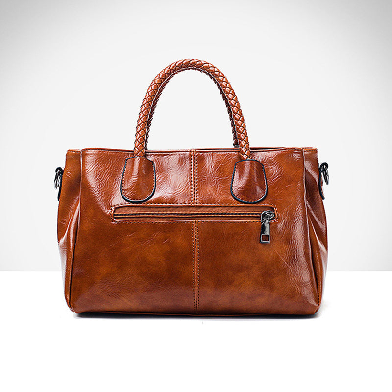 Offene schwarze Damen Boston Umhängetasche aus Ölwachsleder, viel Stauraum sichtbar. Weiche Lederhandtasche.