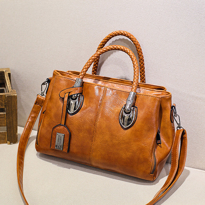 Braune Damen Boston Umhängetasche aus weichem Ölwachsleder. Modische Retro-Handtasche mit viel Stauraum.