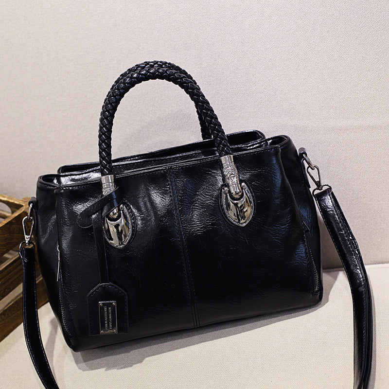 Schwarze Boston Damen Umhängetasche aus Ölwachsleder, frontal. Retro-Handtasche, groß und weich, für Frauen.