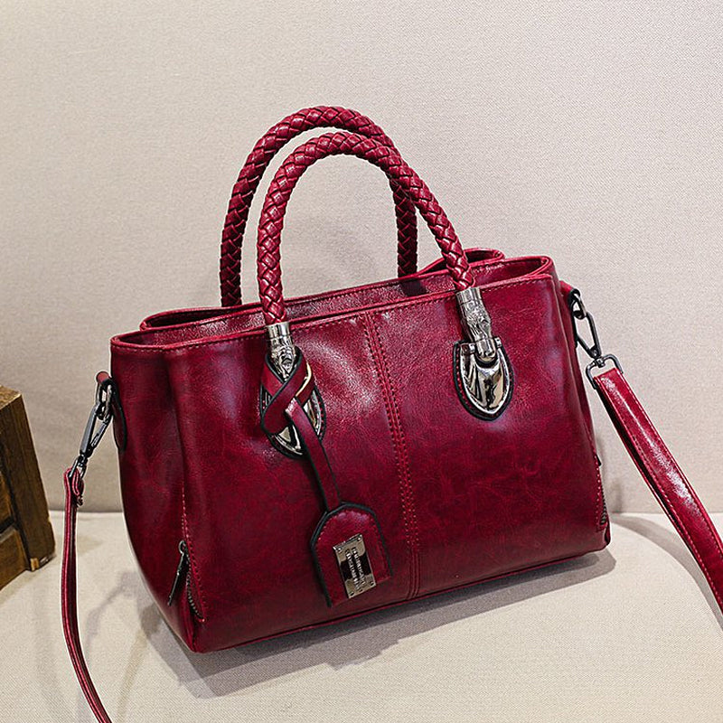 Rote Boston Umhängetasche aus Ölwachsleder, Seitenansicht. Modische, weiche Damen-Lederhandtasche.