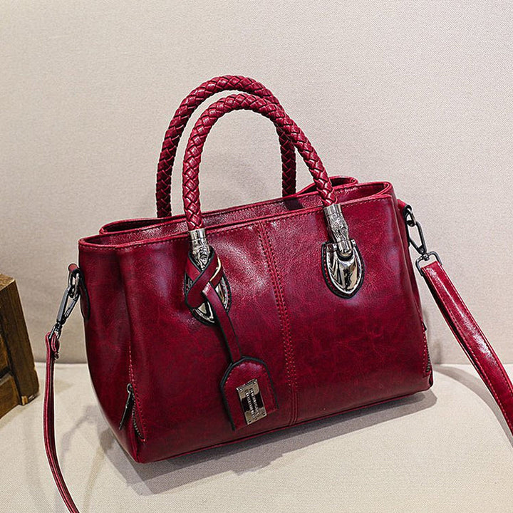 Rote Boston Umhängetasche aus Ölwachsleder, Seitenansicht. Modische, weiche Damen-Lederhandtasche.