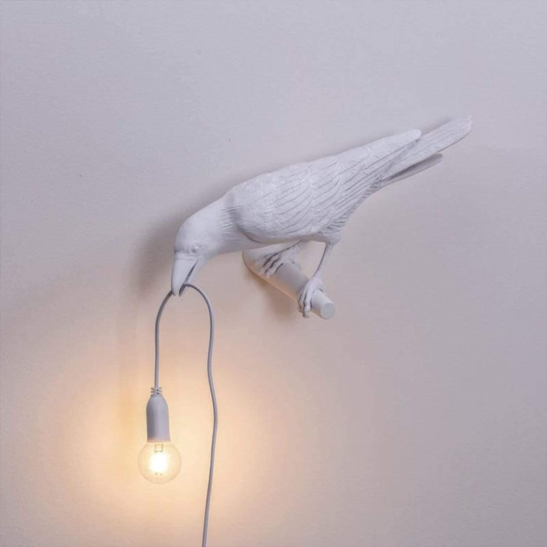 Dekorative Vogellampe, ein Rabe hält LED-Licht, perfekt als Ambientebeleuchtung für Zuhause.