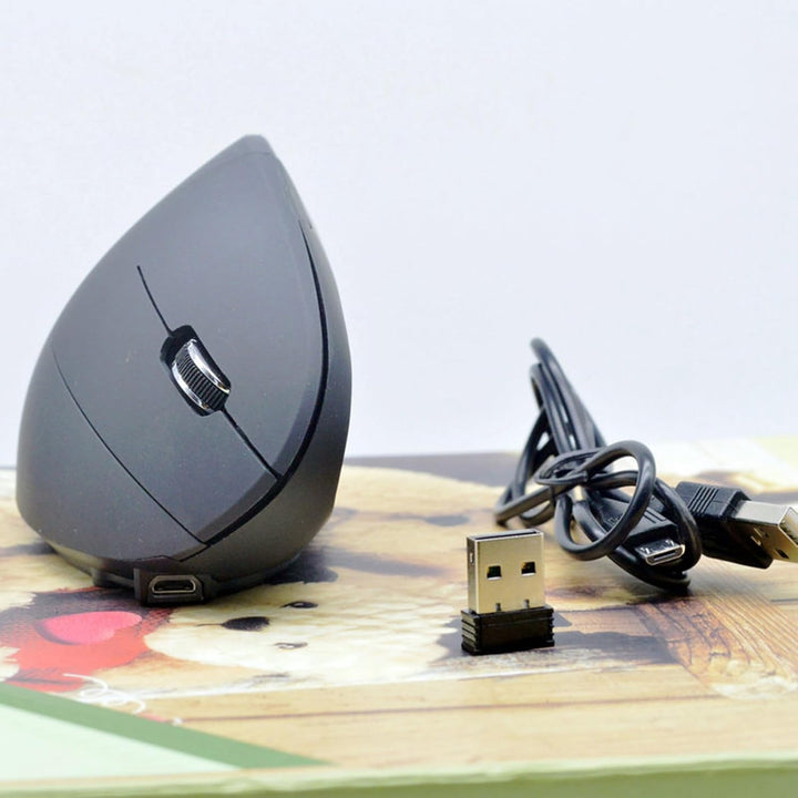 Ergonomische Elvion Maus, schwarz, vertikal für Entspannung & schmerzfreie Nutzung am Computer.