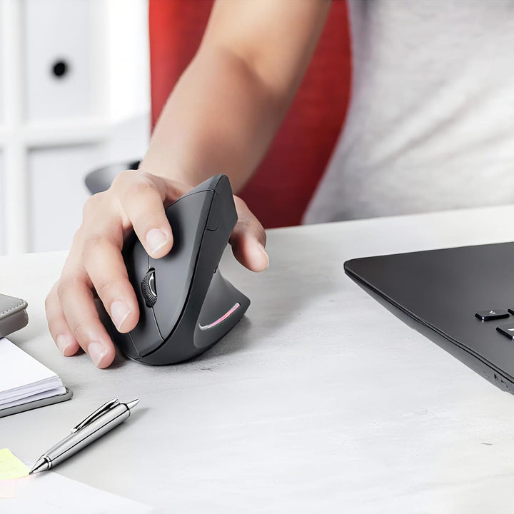 Vertikale Elvion Maus aus ABS in Schwarz – kabellos, ergonomisch und wiederaufladbar für PC-Zubehör.