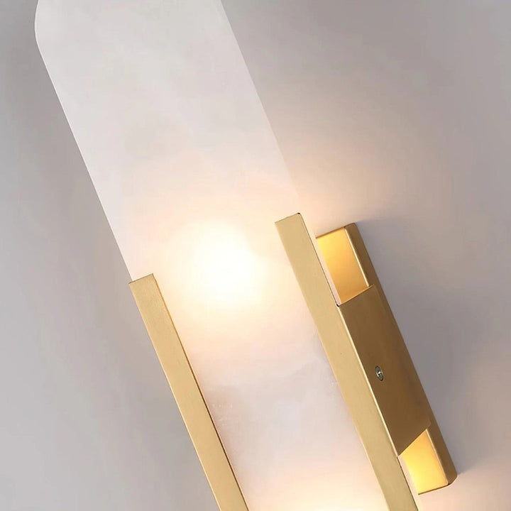 LED-Wandleuchte schwarz-gold, elegant und luxuriös, als stimmungsvolle Innenbeleuchtung.