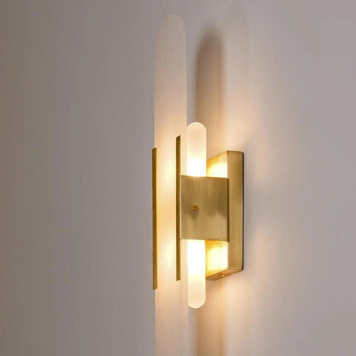 Stilvolle LED-Wandleuchte in Schwarz-Gold, modernes Design, als Stimmungslicht.