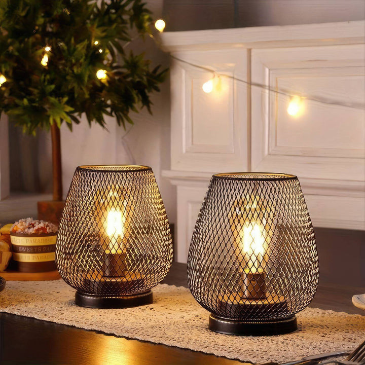 Schwarze Metallgitter-Tischlampen im 2er-Set für atmosphärische Innen- & Außenbeleuchtung, modernes Design.