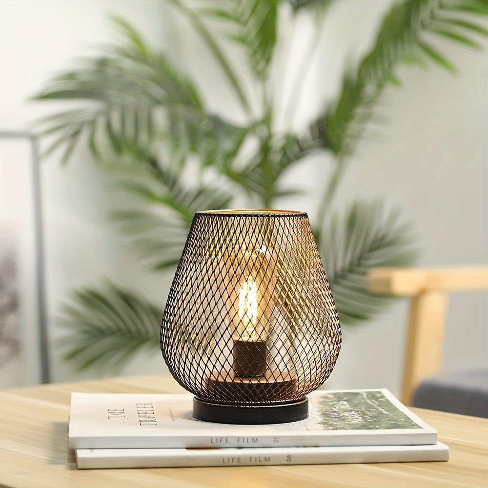 Zwei atmosphärische Tischlampen in Schwarz, Laternen-Design, für warmes Licht und stilvolle Dekoration.
