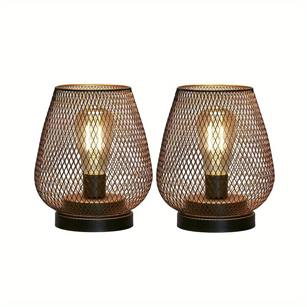 Detaillierte Ansicht der schwarzen Metallgitter-Tischlampe, erzeugt warmes, atmosphärisches Licht.
