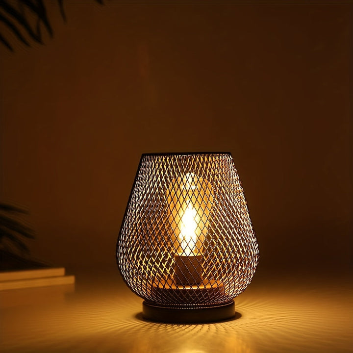 Schwarz lackierte Metallgitter-Tischlampen, 2er-Set, die sanftes, atmosphärisches Licht verbreiten.