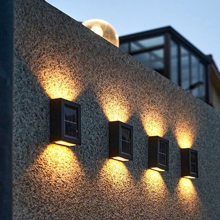 Schwarze Solar-Wandleuchte mit Doppel-Schatten-Effekt für moderne Außenbeleuchtung an Hauswand.