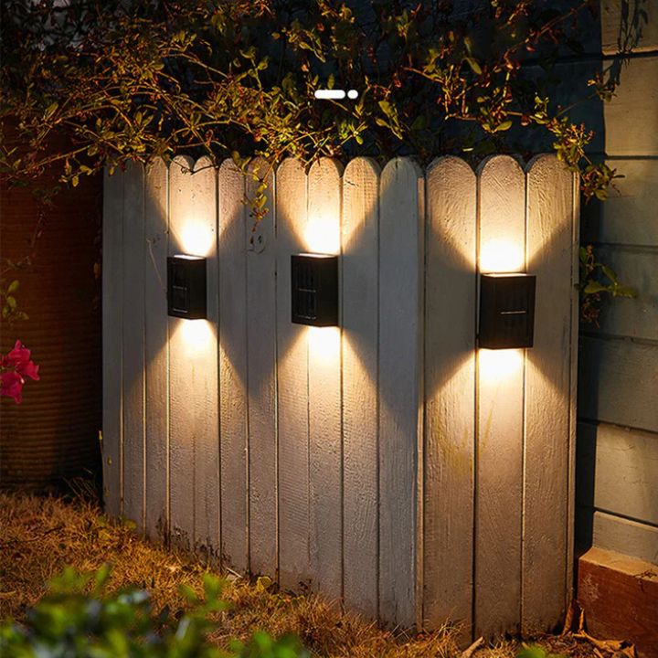 Design-Wandleuchte mit einzigartigem Doppel-Schatten-Lichteffekt, ideal als Gartenlicht.