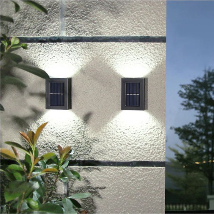 Wetterfeste Solar-Außenleuchte montiert an einer Steinwand, spendet warmes LED-Licht.