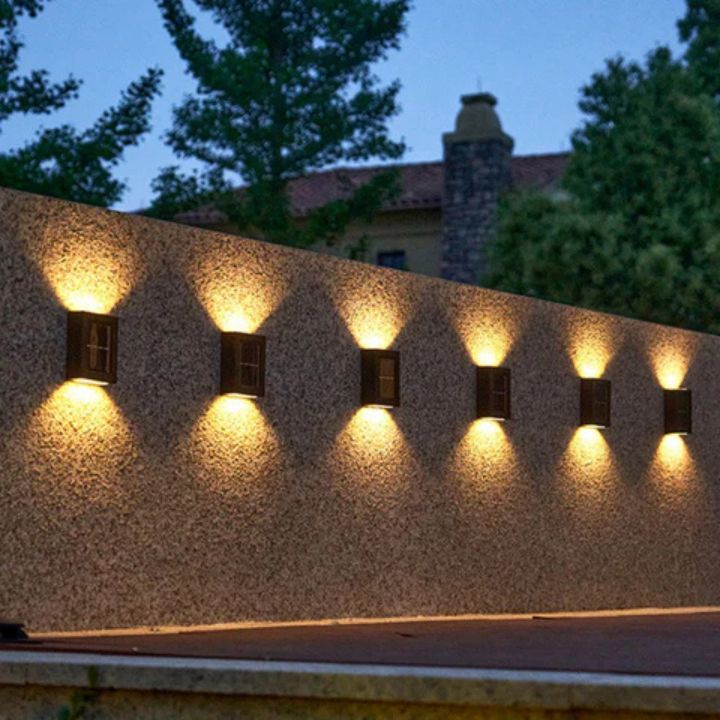 Moderne Solarlampe mit innovativer Doppel-Schatten-Technik, beleuchtet Wege und Fassaden.