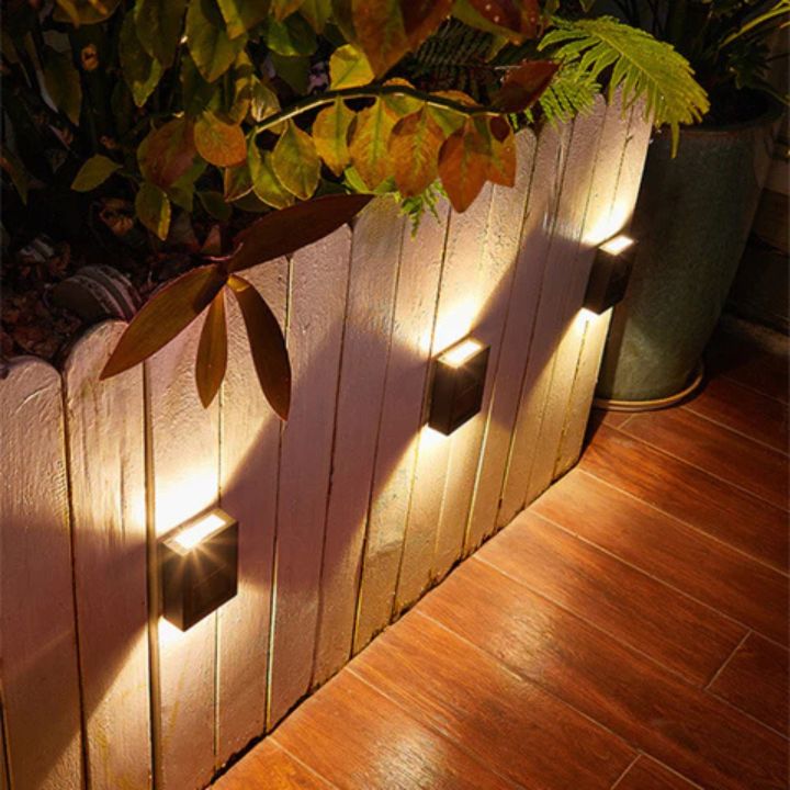 Umweltfreundliche Solar-Wandleuchte für stimmungsvolle Terrassenbeleuchtung am Abend.