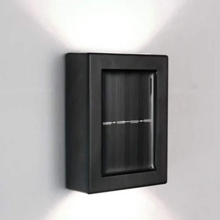 Detailansicht der robusten Solar-Wandleuchte mit integriertem Solarmodul, energiesparend.