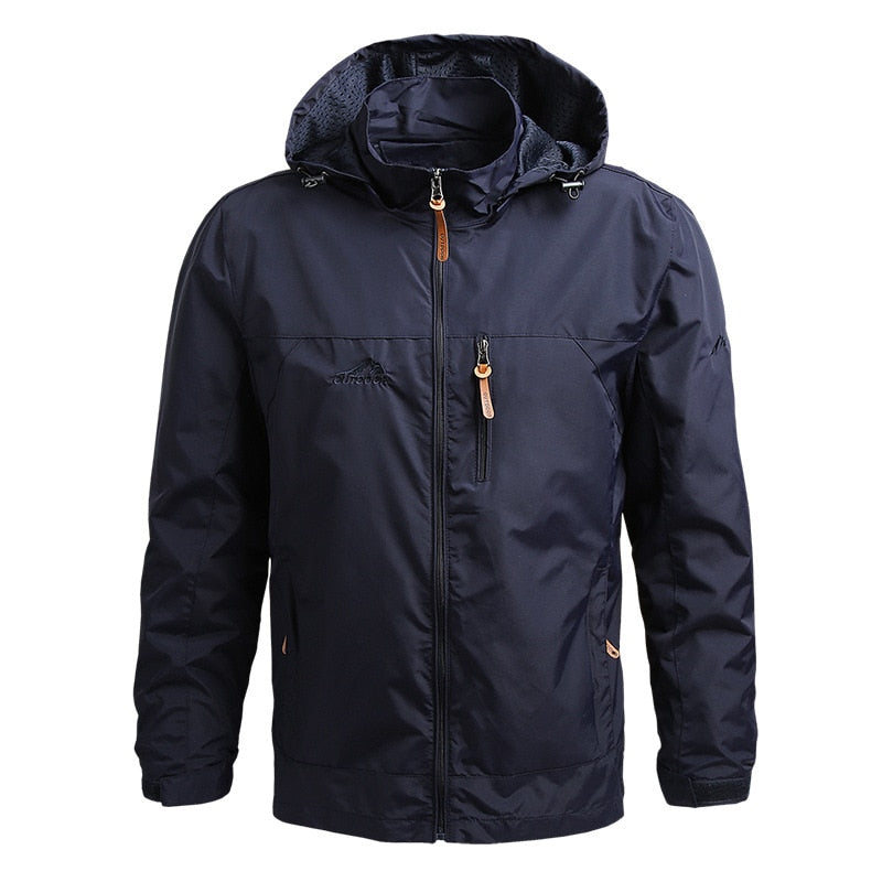 Nahaufnahme der wasserdichten, strapazierfähigen Oberfläche der taktischen Herren Outdoorjacke mit Reißverschluss.