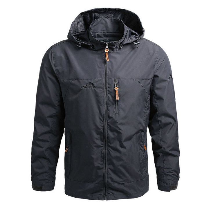 Rückansicht der funktionellen, wasserdichten Herren Kapuzenjacke für Outdoor-Aktivitäten wie Wandern.