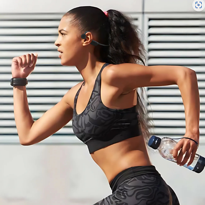 Spritzwassergeschützte blaue Knochenschall-Kopfhörer, leicht, kabellos & ergonomisch für Sport und Fitness.