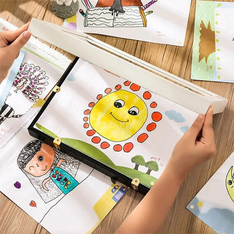 Weisser Kinderrahmen A4 für bunte Zeichnungen; ideal als Deko & Geschenkidee fürs Kinderzimmer.