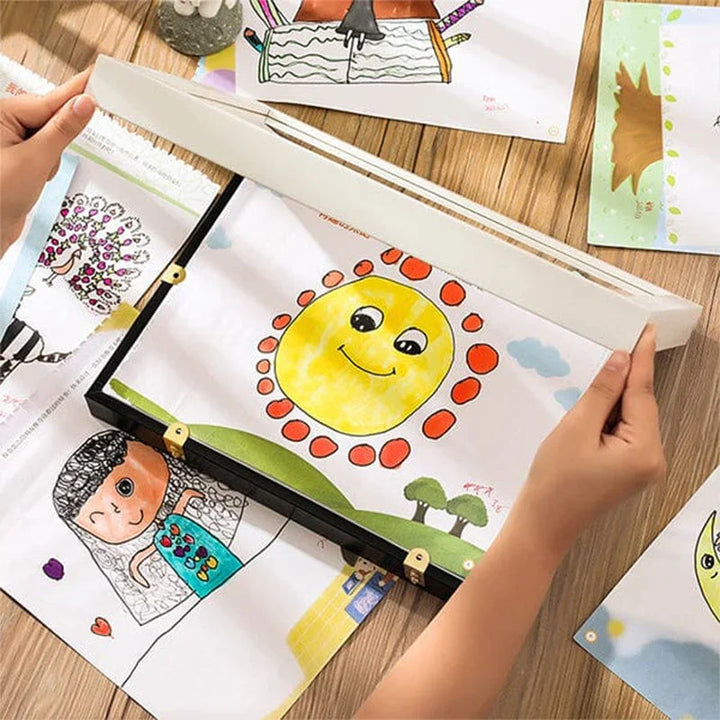 Weisser Kinderrahmen A4 für bunte Zeichnungen; ideal als Deko & Geschenkidee fürs Kinderzimmer.