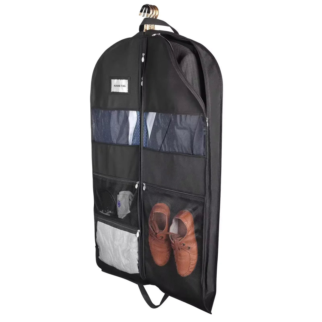 Schwarzer hängender Kleidersack für Reisen, schützt Anzüge und Kleider vor Falten und Schmutz, ideal für Businessreisen.