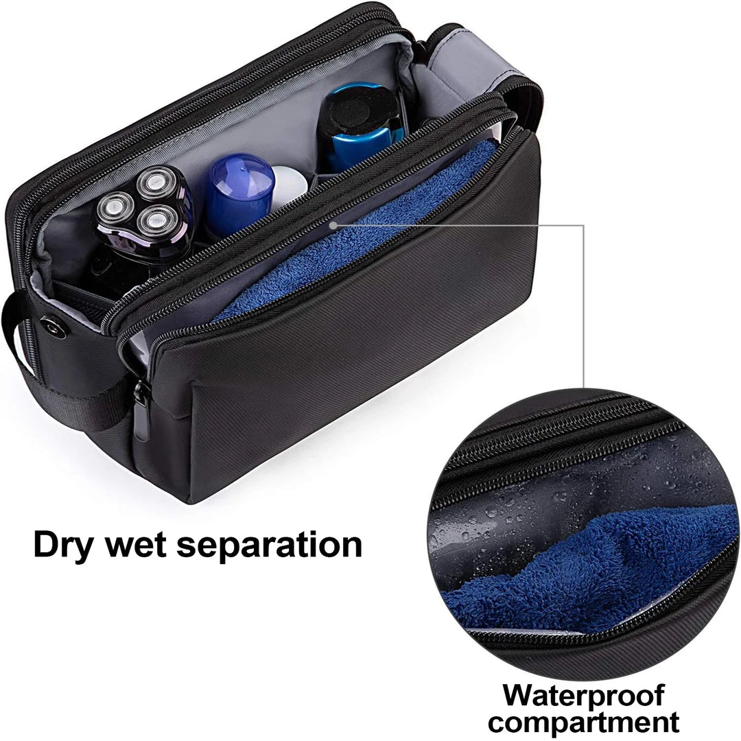 Detailaufnahme vom robusten, wasserdichten Material des schwarzen Herren Kulturbeutels.